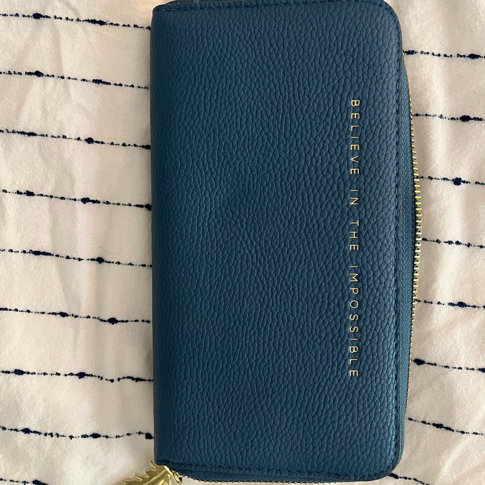 Women’s wallet. Never used.